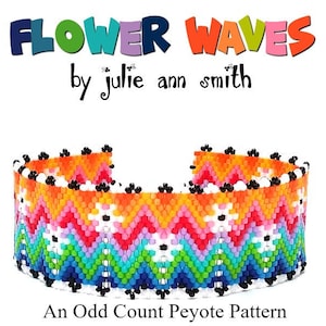 Puede incluir: Un brazalete de cuentas colorido con un patrón de chevron en tonos de naranja, rosa, rojo, verde, azul y blanco. El brazalete está hecho con un punto de peyote de conteo impar y tiene cuentas negras alrededor de los bordes. El texto "FLOWER WAVES by julie ann smith" está por encima del brazalete y el texto "An Odd Count Peyote Pattern" está por debajo del brazalete.