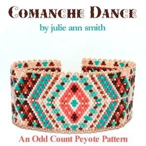 Puede incluir: Un brazalete de cuentas con un patrón geométrico en tonos coral, turquesa, marrón y crema. El brazalete presenta el texto "COMANCHE DANCE" y "by julie ann smith" en la parte superior, y "An Odd Count Peyote Pattern" en la parte inferior.