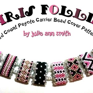Op de afbeelding: Een close-up van een kralenketting met roze, zwarte en witte kralen. De ketting is gemaakt van afzonderlijke kralenbedekkingen die aan elkaar zijn verbonden. De tekst "Paris Follies Odd Count Peyote Carrier Bead Cover Patterns... by Julie Ann Smith" is zichtbaar boven de ketting.