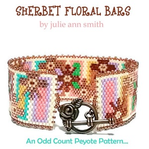 Puede incluir: Un brazalete de cuentas con un patr&oacute;n floral en tonos marrones, rosas, morados y turquesas. El brazalete est&aacute; hecho con un punto de peyote de conteo impar y tiene un cierre de metal. El brazalete se titula "Sherbet Floral Bars by Julie Ann Smith".