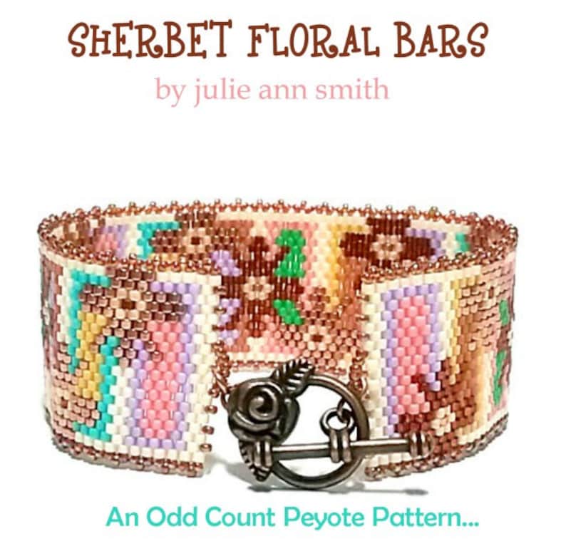 Puede incluir: Un brazalete de cuentas con un patr&oacute;n floral en tonos marrones, rosas, morados y turquesas. El brazalete est&aacute; hecho con un punto de peyote de conteo impar y tiene un cierre de metal. El brazalete se titula "Sherbet Floral Bars by Julie Ann Smith".