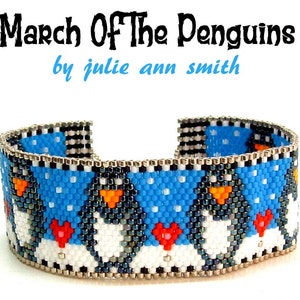 Può includere: Un braccialetto di perline con un motivo di pinguini che marciano su uno sfondo blu con fiocchi di neve bianchi. Il braccialetto è realizzato con perline nere, bianche, blu, arancioni e rosse. Il testo "March Of The Penguins by julie ann smith" è sopra il braccialetto.