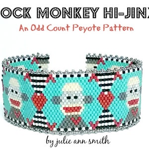 Puede incluir: Un brazalete de cuentas con un patrón de monos de calcetines, rayas blancas y negras y corazones rojos. El brazalete está hecho con cuentas turquesa, blancas, rojas, negras y grises. El brazalete se titula "Sock Monkey Hi-Jinx An Odd Count Peyote Pattern" y es de "julie ann smith".