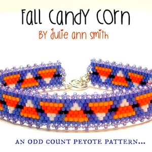 Könnte beinhalten: Ein Perlenarmband mit einem Candy-Corn-Muster in orange, weißen und schwarzen Perlen. Das Armband ist aus lila Perlen gefertigt und hat einen silbernen Verschluss. Der Text "Fall Candy Corn" und "By Julie Ann Smith" befindet sich über dem Armband. Der Text "An Odd Count Peyote Pattern..." befindet sich unter dem Armband.