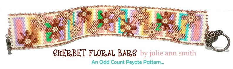 Puede incluir: Un brazalete de cuentas de colores con un patr&oacute;n floral. El brazalete est&aacute; hecho con un punto de peyote de conteo impar y tiene un cierre de metal. El texto "SHERBET FLORAL BARS by julie ann smith An Odd Count Peyote Pattern..." se muestra debajo del brazalete.