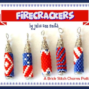 Puede incluir: Cinco abalorios de petardo de cuentas rojas, blancas y azules con tapas plateadas. Los abalorios están dispuestos en fila y están etiquetados como "Firecrackers by Julie Ann Smith" y "A Brick Stitch Charms Pattern".