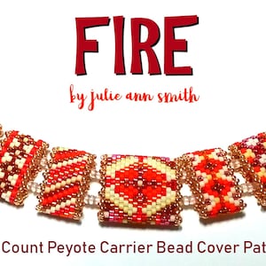 Op de afbeelding: Een kralenketting met een geometrisch patroon in rood, oranje en geel. De ketting is gemaakt van kleine kralen en heeft de titel "FIRE by julie ann smith". De tekst "Odd Count Peyote Carrier Bead Cover Patterns..." staat onder de ketting.