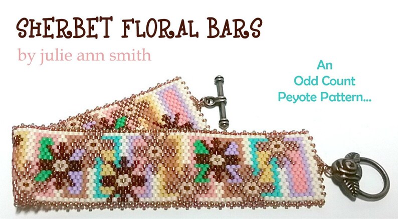 Puede incluir: Un brazalete de cuentas con un patr&oacute;n floral colorido, que presenta tonos de rosa, marr&oacute;n, amarillo, verde y blanco. El brazalete est&aacute; hecho con un punto de peyote de conteo impar y tiene cierres plateados. El texto "SHERBET FLORAL BARS by julie ann smith" es visible sobre el brazalete.