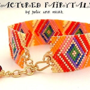 Peut inclure: Un bracelet en perles coloré avec un motif géométrique dans des tons d'orange, rouge, jaune, vert, violet et rose. Le bracelet a un fermoir doré et une perle rouge et orange pendante.