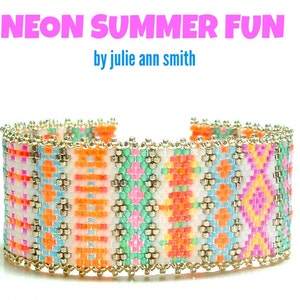 Puede incluir: Un brazalete de cuentas colorido con un patrón geométrico en tonos de rosa, naranja, verde y azul. El brazalete está hecho con cuentas pequeñas y cuadradas y tiene un borde plateado. El brazalete se llama "Neon Summer Fun" de Julie Ann Smith.