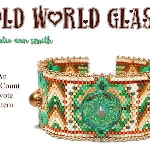 Puede incluir: Un brazalete de cuentas verde, naranja y blanco con un botón verde y dorado en el centro. El brazalete está hecho con un patrón de punto de peyote de conteo impar. El texto "OLD WORLD GLASS by julie ann smith" está en la parte superior de la imagen.