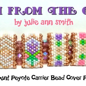 Op de afbeelding: Een kralenarmband met een bloemenpatroon, bestaande uit roze, paarse, groene en witte kralen. De armband is gelabeld met "FRESH FROM THE GARDEN by julie ann smith" en "Odd Count Peyote Carrier Bead Cover Patterns..."