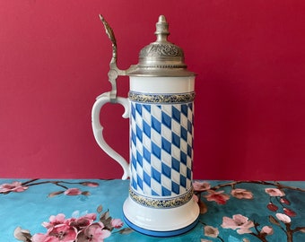 AIDE à la ferme - chope à bière bavaroise vintage porcelaine bleu blanc drapeau chèques des années 1990 chope à bière avec couvercle en étain allemand rétro Barware cadeau fête des pères