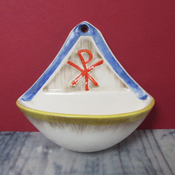 Rustico Holy Water Font Chi Rho Legno Guarda Ceramica Hanging Stoup Religione Arte Religione Decor Vintage Font Cattolica Regalo Religioso Idea fatto a mano