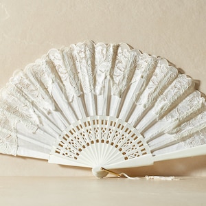 Abanico español, hecho a mano, calado, diseño Marlene, color marfil, encaje.