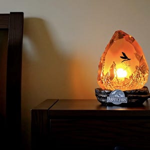 Lampe anti-moustique ambrée de Jurassic Park – Lampe de bureau à LED | Présentoir de collectionneur | Décoration de chambre dinosaure