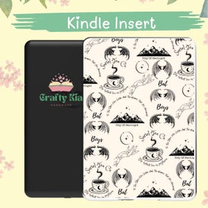 Könnte beinhalten: Eine schwarze Kindle-Hülle mit cremefarbenem Bezug. Der Bezug hat ein sich wiederholendes Muster aus Engelsflügeln, Bergen, Teetassen und dem Text "Suriel Tea Co." und "City of Starlight." Der Einsatz hat auch den Text "Kindle Insert" und das Logo "Crafty Kia Handmade."