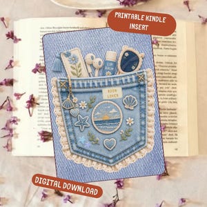Op de afbeelding: Een printbare Kindle-inzet met een spijkerzakontwerp versierd met geborduurde patches van een strandscène, schelpen, bloemen en een hart. De zak bevat een bladwijzer, oordopjes en lippenbalsem. Tekst: PRINTABLE KINDLE INSERT.