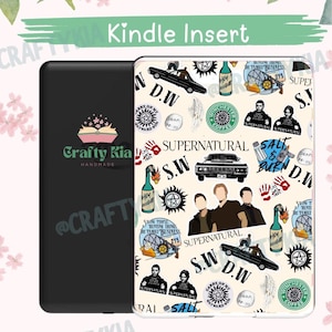 Op de afbeelding: Een zwarte Kindle Insert met een patroonhoes met Supernatural-thema graphics. Het ontwerp bevat afbeeldingen van een zwarte auto, personages en tekst zoals "Supernatural", "Salt & Burn" en "Carry on my wayward son".