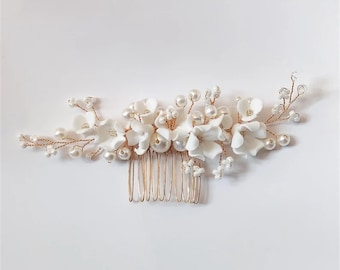 Pezzo per capelli con pettine da sposa in porcellana bianca con fiori e perle - Gioielli da sposa fatti a mano da donna, copricapo da damigella d'onore, copricapo della sposa, regalo