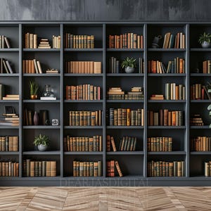 Può includere: Una libreria di colore grigio scuro con più ripiani pieni di libri. La libreria ha un pavimento in legno di fronte ad essa. Ci sono piante sugli scaffali superiori e alcuni oggetti decorativi sugli scaffali inferiori.