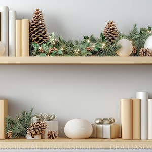 Puede incluir: Una estantería festiva con libros, esferas decorativas, piñas y regalos envueltos. La estantería superior tiene una guirnalda con luces, acebo y agujas de pino. La estantería inferior tiene libros, regalos y una calabaza.