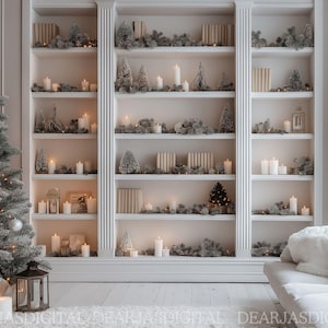 Könnte beinhalten: Eine festliche Weihnachtsszene mit einem geschmückten Baum und einem weißen Bücherregal, das mit Kerzen, Miniaturbäumen und dekorativen Akzenten gefüllt ist. Der Raum wird von sanftem Licht erhellt, was eine warme Atmosphäre schafft. Thema: Weihnachtsdekoration.