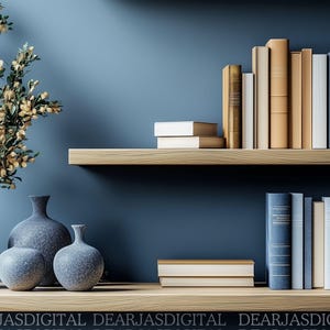 Puede incluir: Dos estantes de madera con libros en ellos. El estante superior tiene una pila de libros con cubiertas marrones y blancas. El estante inferior tiene una pila de libros con cubiertas azules y blancas. Hay tres jarrones de cerámica azules en el estante inferior.