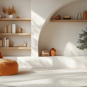 Puede incluir: Un interior de sala de estar con un puf redondo naranja capitoné, una alfombra blanca, un olivo en maceta y una estantería con libros y objetos decorativos.