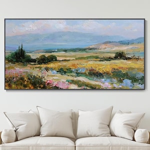 Pode incluir: Uma pintura de paisagem retangular com uma aplicação texturizada de tinta a óleo em empaste. A cena retrata uma paisagem rural com campos amarelo-dourados, árvores verdes e montanhas azuis distantes sob um céu suave e claro.