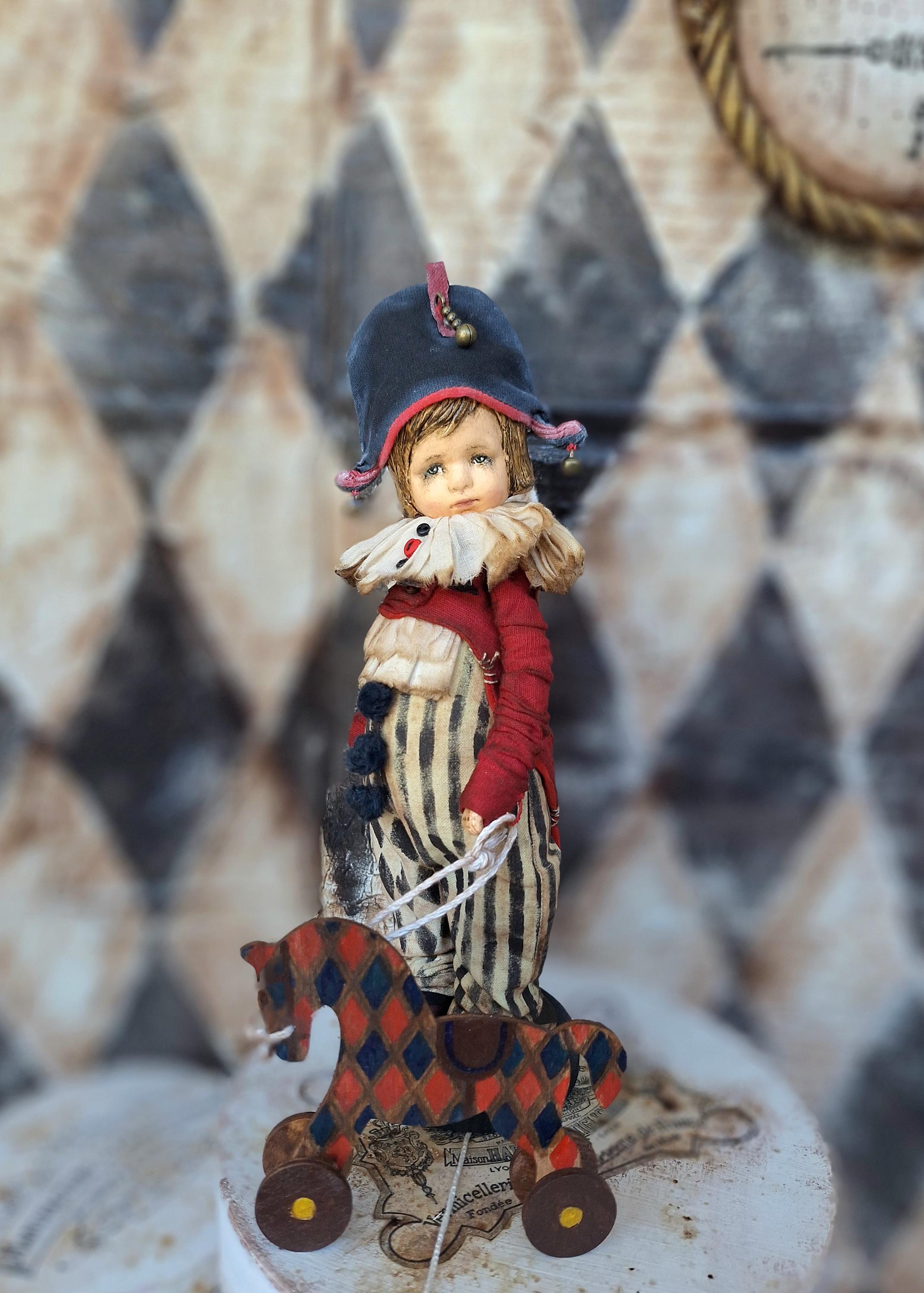 ヴィンテージスタイルのピエロ人形、芸術的なサーカスキャラクター