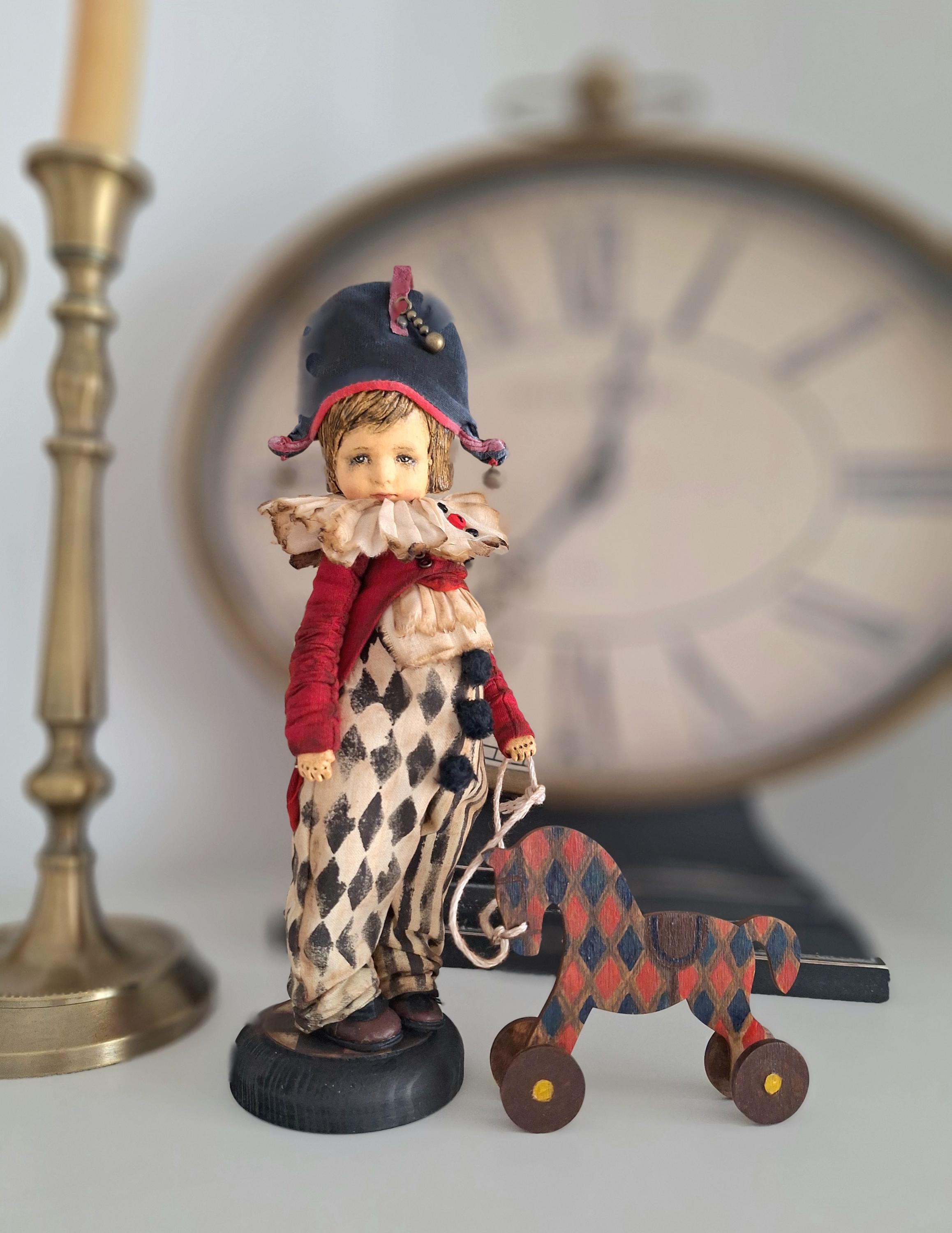 ヴィンテージスタイルのピエロ人形、芸術的なサーカスキャラクター