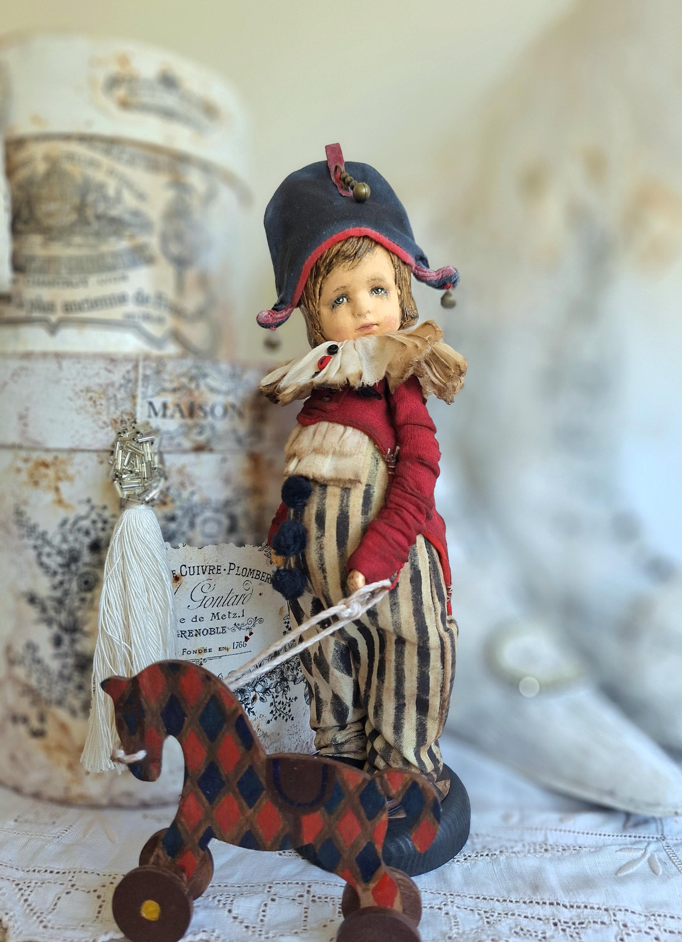 ヴィンテージスタイルのピエロ人形、芸術的なサーカスキャラクター