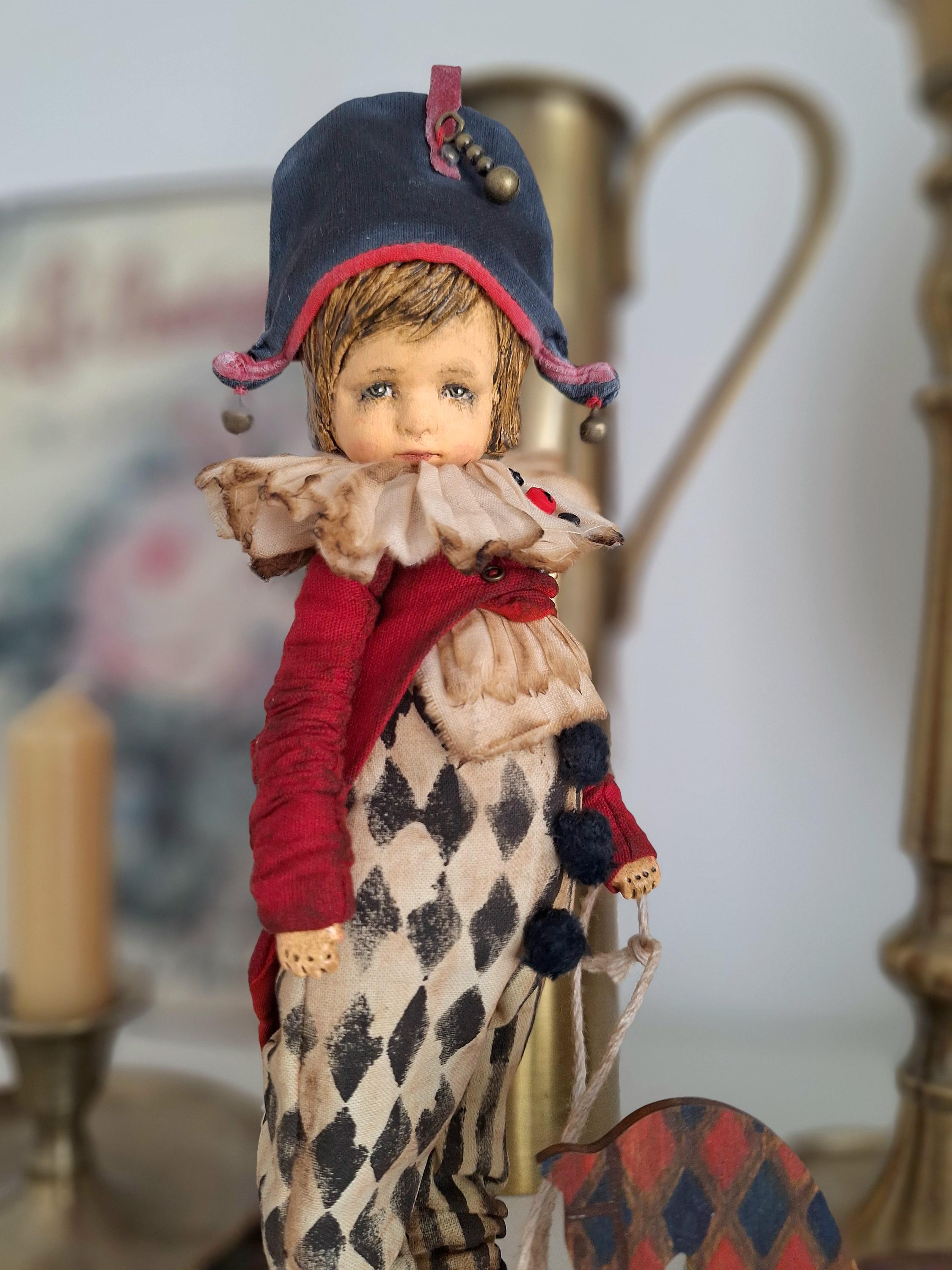 ヴィンテージスタイルのピエロ人形、芸術的なサーカスキャラクター