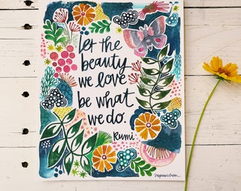 Puede incluir: Pintura acuarela con una cita de Rumi: "Deja que la belleza que amamos sea lo que hacemos." La cita está rodeada de flores coloridas, hojas y una mariposa.
