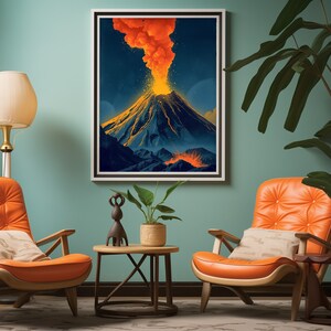 Puede incluir: Un interior de sala de estar con dos sillones de cuero naranja, una mesa de centro, una lámpara de pie, una planta en maceta y una impresión enmarcada de un volcán en erupción.