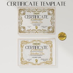 Può includere: Un modello di certificato stampabile con un bordo dorato ornato e uno sfondo bianco. Il testo "CERTIFICATE of achievement" è in cima al certificato. Il testo "This Certificate is Presented To Johnathan Doe" è sotto il titolo. Il testo "For successful completion of COURSE NAME" è sotto il nome. Il testo "Date" e "Signature" sono sotto il nome del corso. Il testo "Company name" è nell'angolo in alto a destra del certificato.