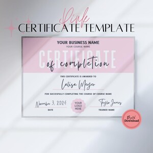 Op de afbeelding: Een roze en witte certificaatsjabloon met de tekst "Certificaat van voltooiing" in vetgedrukte witte letters. Het certificaat wordt uitgereikt aan Lalisa Meyer voor het succesvol afronden van de cursus cursusnaam. De datum is 3 november 2024 en de naam van de trainer is Taylor James.