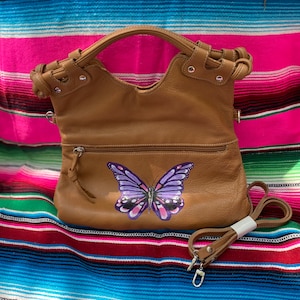 Como nuevo bolso de mano Luciana Verde de piel boho color canela con mariposa pintada a mano