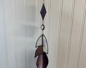 Ventana colgante con plumas de vidrio de colores