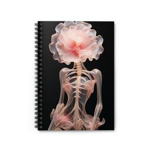Può includere: Una figura scheletrica trasparente con una delicata testa di fiore rosa. La figura è in posizione seduta con le braccia distese. Lo sfondo è nero.