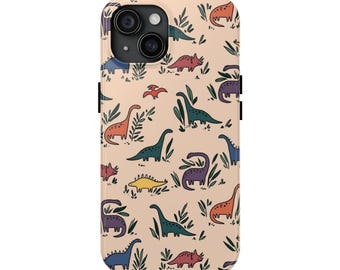 Op de afbeelding: Een telefoonhoesje met een herhalend patroon van kleurrijke dinosaurussen en groene bladeren op een lichtbeige achtergrond. De dinosaurussen zijn in verschillende kleuren, waaronder oranje, blauw, paars en geel. De hoes heeft een camera-uitsparing en zwarte zijknoppen.