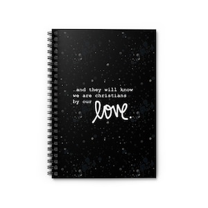 Puede incluir: Cuaderno espiral negro con una cita blanca que dice "...y sabrán que somos cristianos por nuestro amor."