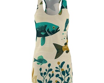 Op de afbeelding: Een mouwloze jurk met een mariene levenspatroon. De jurk heeft een crèmekleurige achtergrond met teal en gouden visillustraties, samen met waterplanten. De jurk is ontworpen met een ronde hals en een getailleerd silhouet.