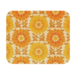 Könnte beinhalten: Ein Stoff im Vintage-Stil mit einem sich wiederholenden Muster aus orangefarbenen und gelben Blumen auf cremefarbenem Hintergrund.