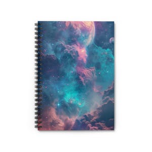 Può includere: Un quaderno a spirale con un designo di galassia colorato. La copertina presenta una nebulosa vorticosa con sfumature rosa, blu e viola, e un pianeta lontano.