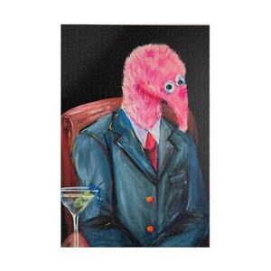 Peut inclure: Une peinture d'une créature rose et duveteuse portant un costume bleu et une cravate rouge. La créature a de grands yeux ronds et un long nez fin. La créature est assise sur une chaise avec un verre à martini devant elle.