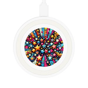 Op de afbeelding: Een witte draadloze oplader met een kleurrijk ontwerp van sterren en strepen. Het ontwerp bevindt zich in een cirkel op de oplader.