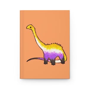 Pode incluir: Um dinossauro amarelo, branco e roxo com pescoço comprido em um fundo laranja. O dinossauro é um símbolo da identidade de gênero não binária.
