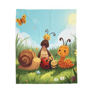 Op de afbeelding: Kleurrijke illustratie van cartoon insecten op een deken. De scène bevat een slak, lieveheersbeestje, rups en een vlinder, allemaal in een grasveld onder een blauwe lucht met een zon.